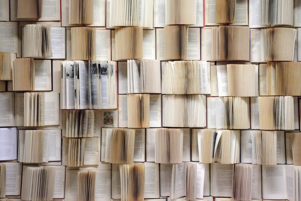 Aufgeschlagene Bücher liegen auf dem Boden